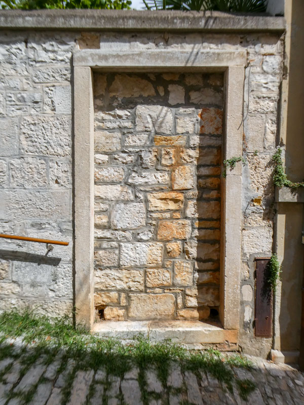 Fine ghost door, Pula, Croatia, August 2022